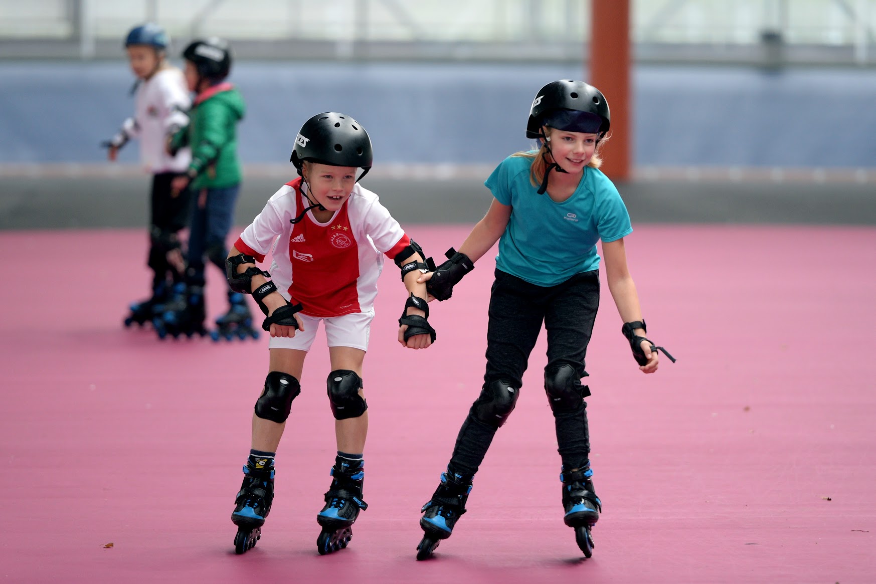 Kinderen skeeleren in Opsterland